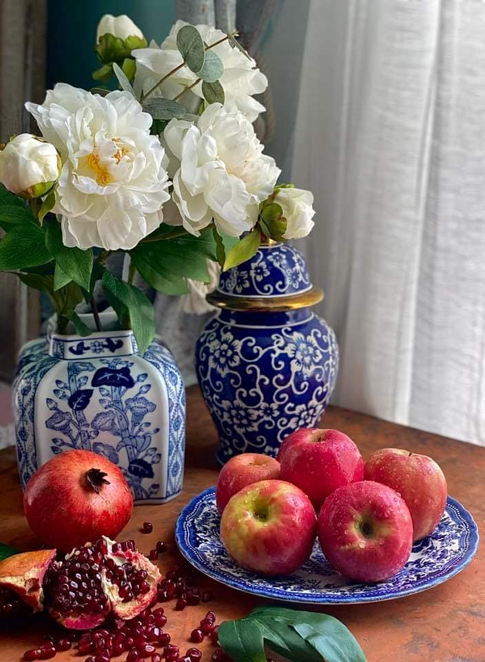 Red apples on a blue plate